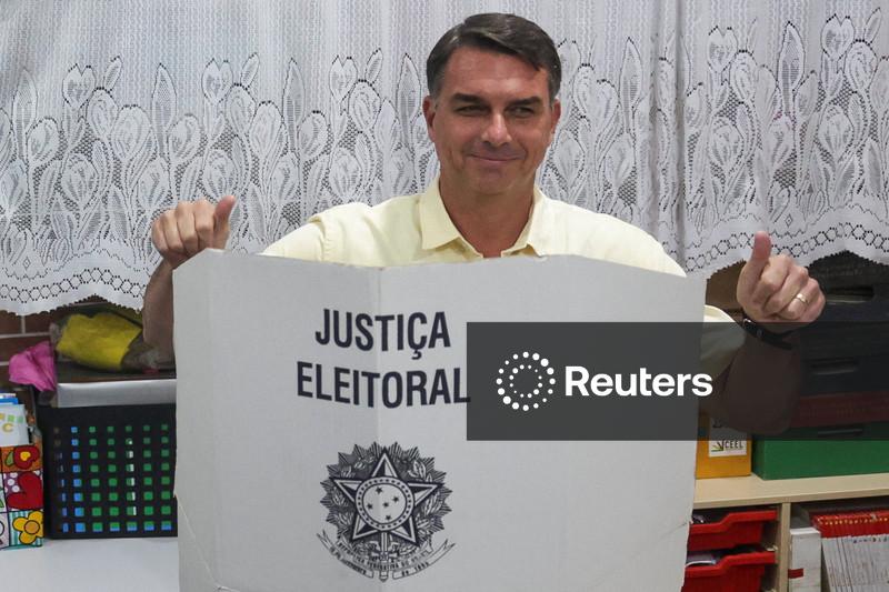 Flávio Bolsonaro vota no Rio e reitera expectativa de vitória em 1ºturno