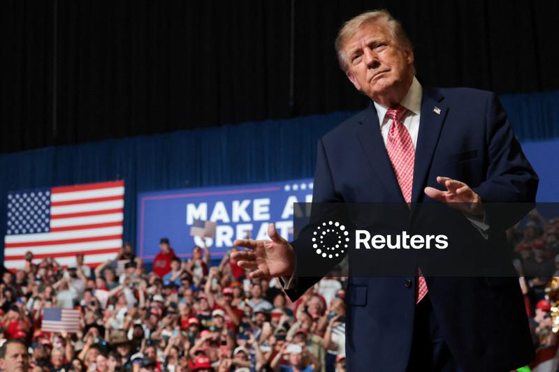 Trump adverte Kansas que EUA "arderão" como França se democratas vencerem