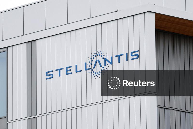 Lucro operacional da Stellantis aumenta à medida que cortes de custos ganham força