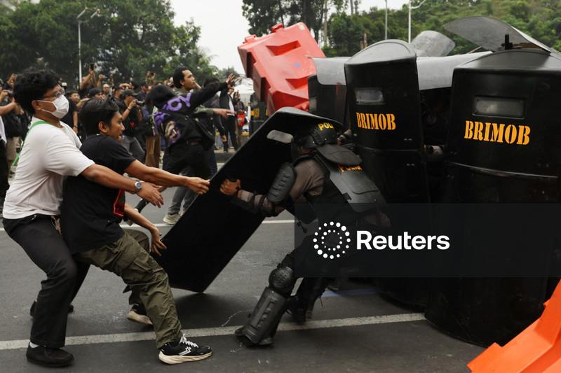 Com incêndios florestais se alastrando, estudantes indonésios protestam contra resposta do governo