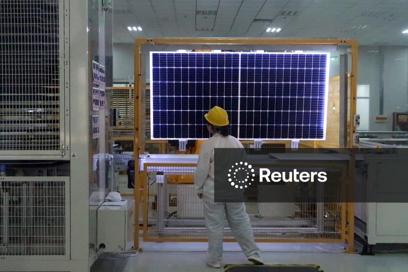 Gigantes do setor solar da China cortaram mais 40 mil empregos no ano passado, em meio à sobrecapacidade