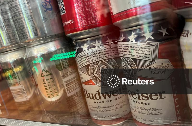 Fabricante da Budweiser, AB InBev, atinge previsões de lucro, mas custos aumentam