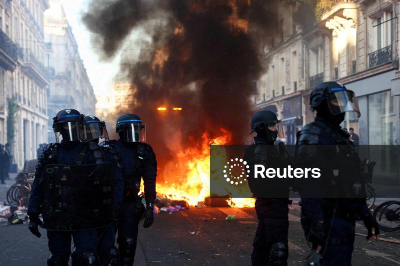 Toque de recolher ajuda a acalmar França, mas há mais protestos previstos