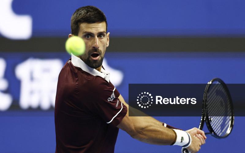 Djokovic supera Zverev e chega às semifinais do Aberto da China
